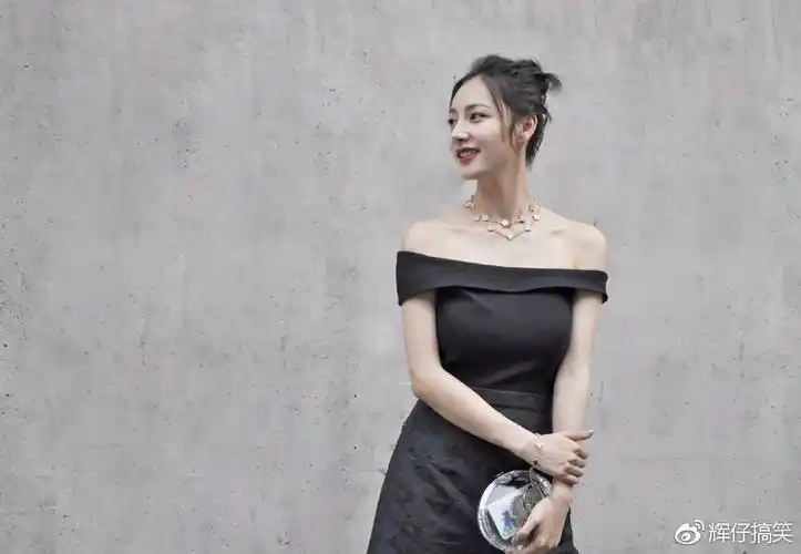 照片中的沈亚婷身材确实没的说,难怪王校长能够和她在一起.