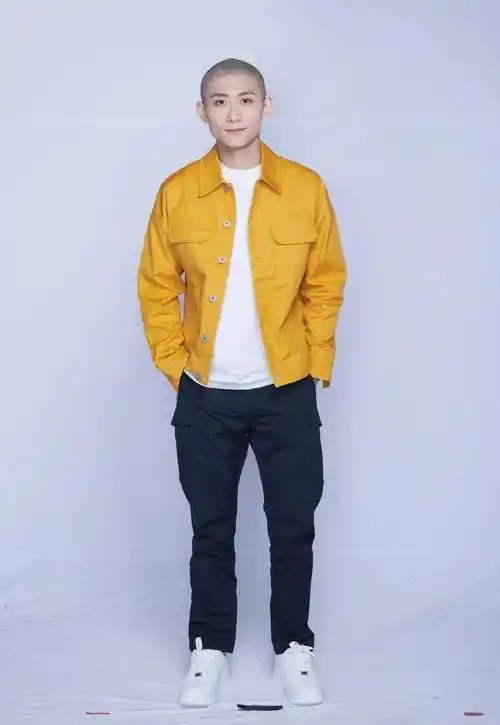 176cm张一山时髦造型,光头拿他也没有办法,照样帅气十足_寸头_形象