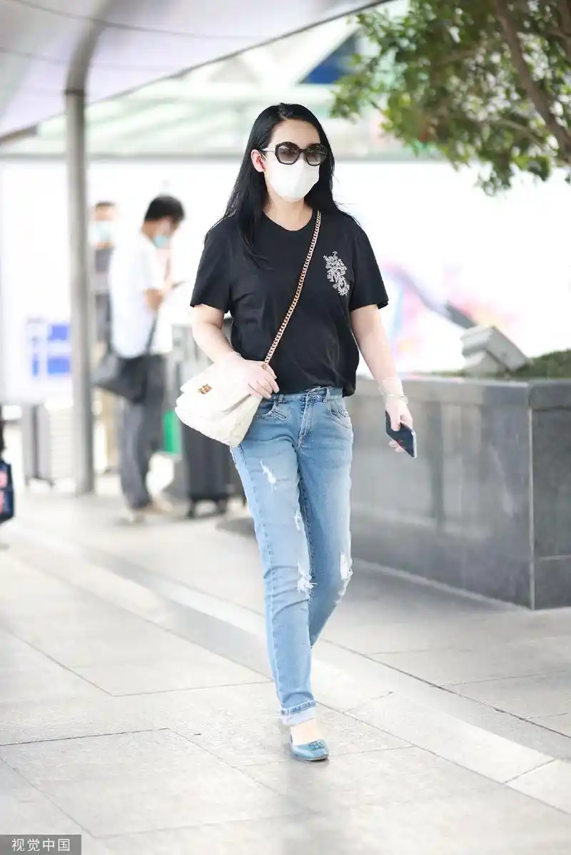 组图:秦海璐穿黑t搭牛仔裤抵达机场 前往剧组准备拍摄新剧