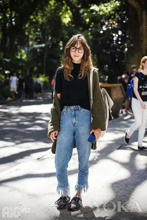 图片来源:wenn   随性的竖条纹九分裤显瘦又显高,搭配平底运动鞋也