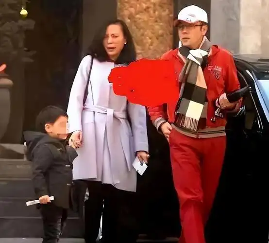 就可以看出这个家谁更操心,妻子一直表现狰狞,蔡国庆却显得很悠闲自在