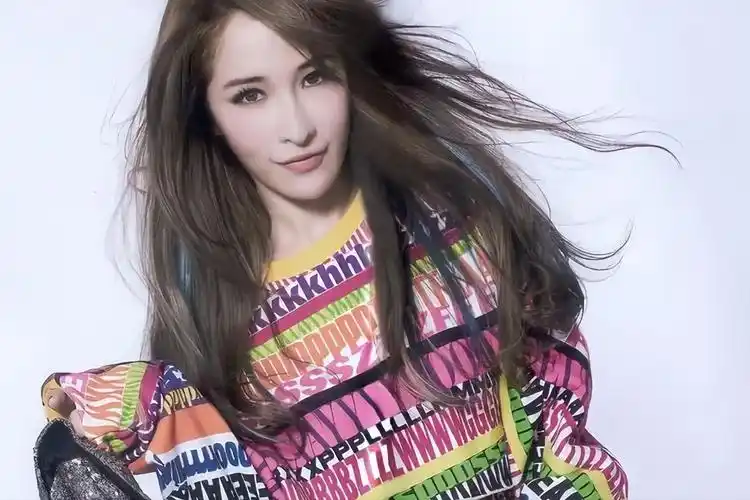 脱相到认不出!交往15任小鲜肉,44岁的萧亚轩现在看起来又老又虚