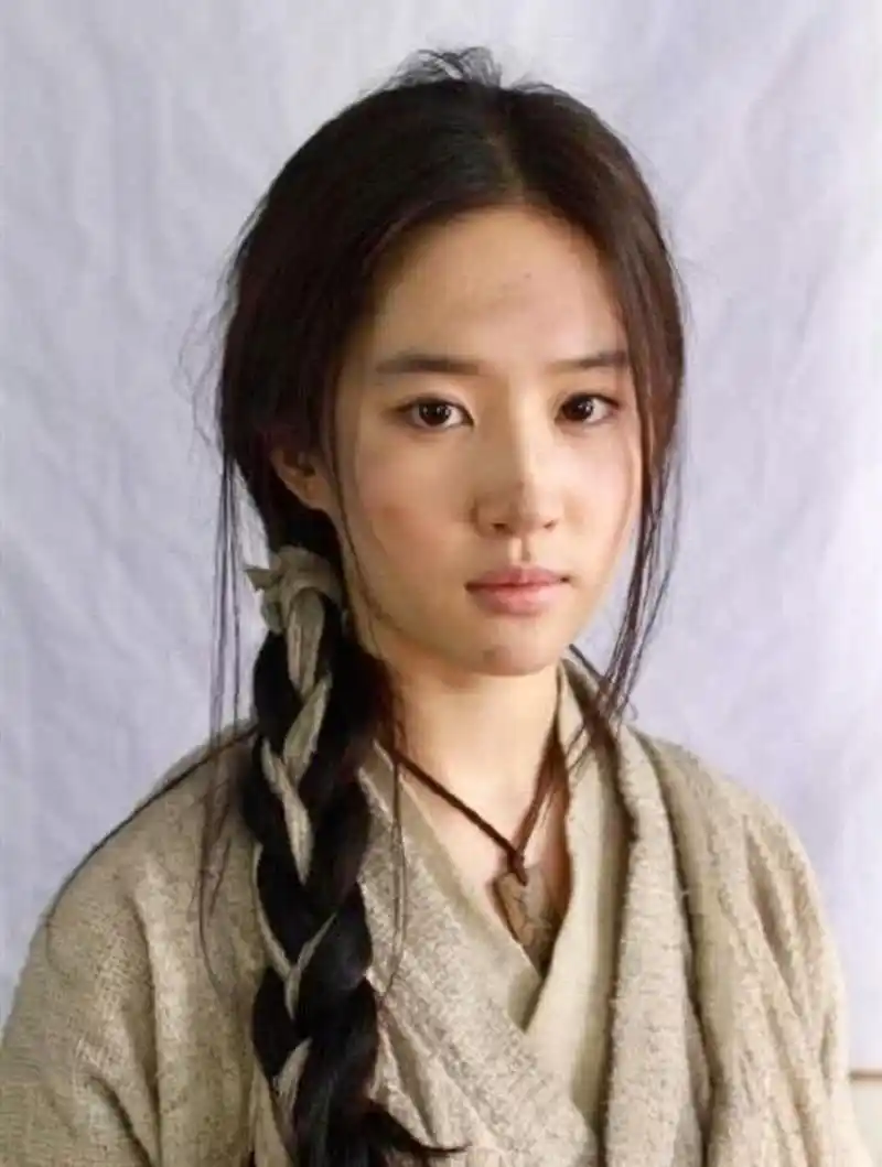 刘亦菲拥有天仙的脸,就算是身披麻袋也能美出高度.