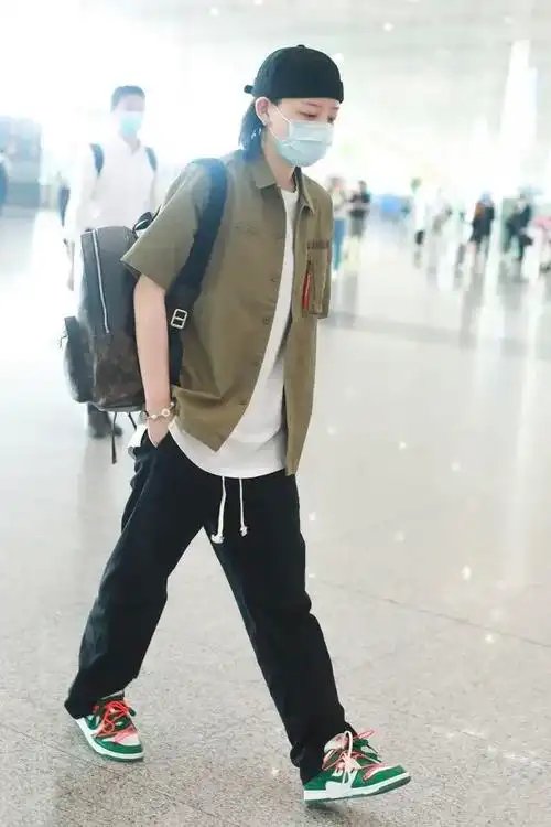 男友力max李斯丹妮一身休闲装现身机场清爽又帅气