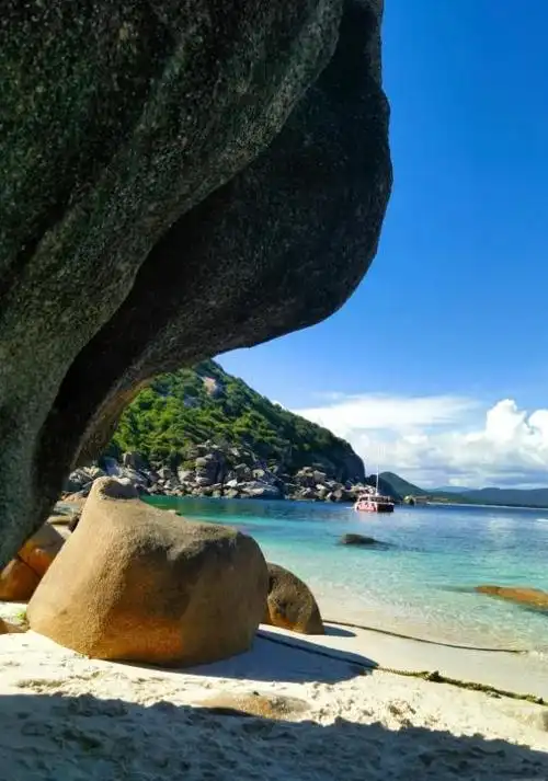 三亚市,拥有长达8公里的金色沙滩,像一条金色的丝带,将大海与天空相