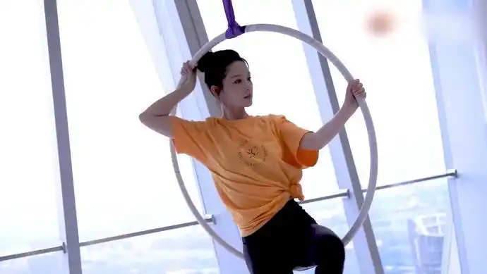 原创31岁李沁练空中瑜伽好美丝带上劈叉身姿婀娜新剧搭档任嘉伦