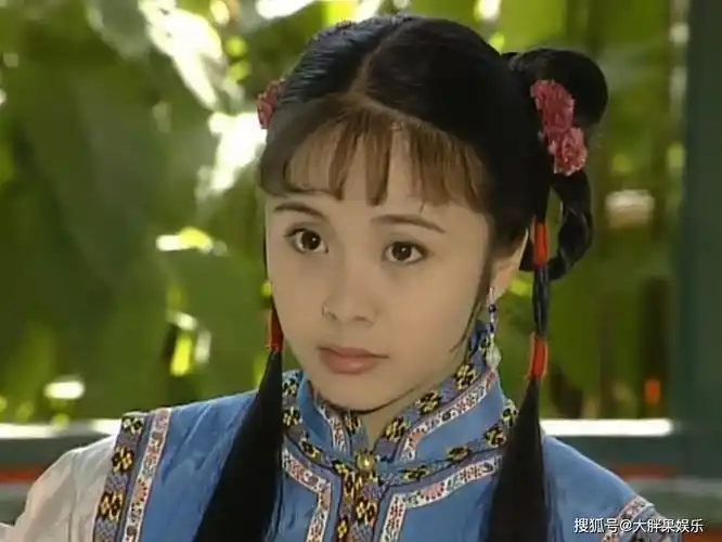 杨若兮是甜美可爱系女演员,肉嘟嘟的小脸蛋儿,水汪汪的大眼睛,笑起来