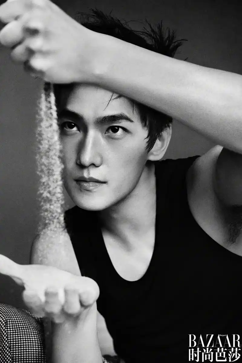 杨洋第五次登封芭莎!背心秀肌肉,真空穿大衣,演绎帅气大男主