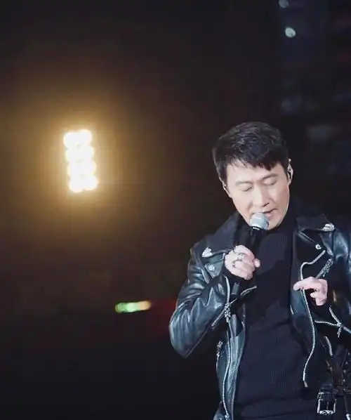 黎明下身穿黑色细腿裤,搭配出了上松下紧的感觉,留着短发,整个人都