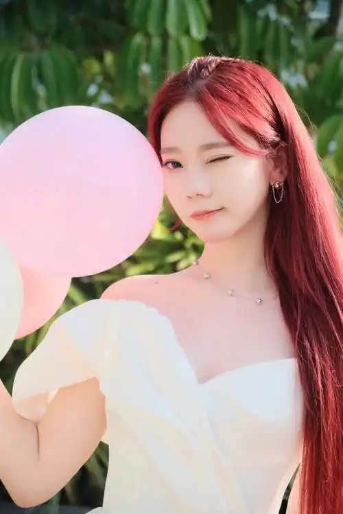 张紫宁超话提前感受春日气息,气球与鲜花带来的梦幻感,在阳光下的