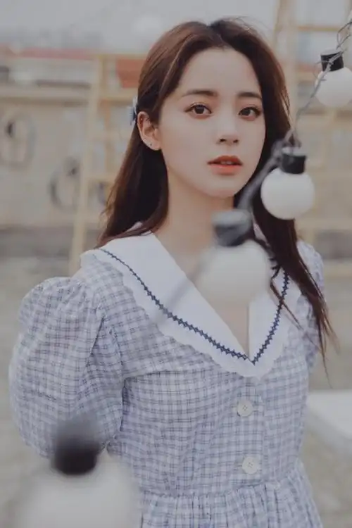 欧阳娜娜蓝白格子长裙清纯甜美又会大提琴又会弹吉他真的好有才华