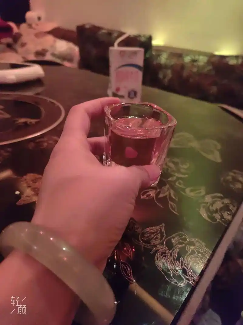 喜欢一个人静静喝酒的感觉.