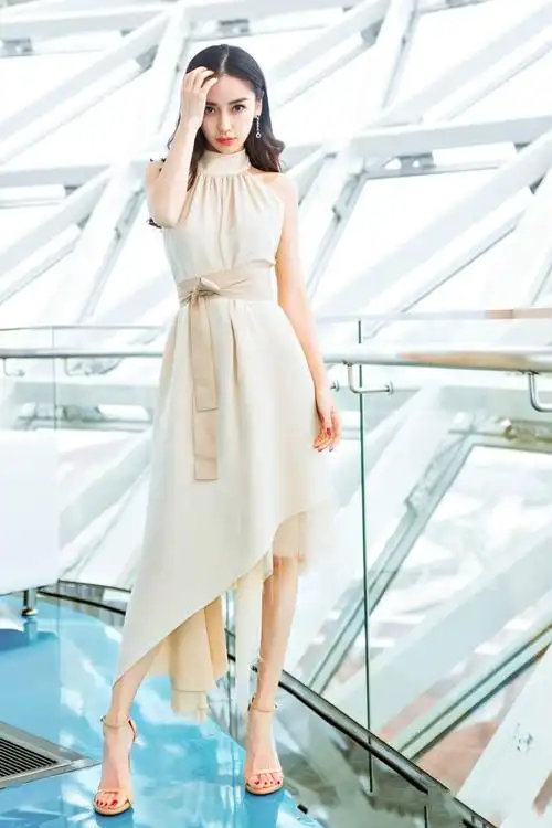 同时不规则的裙摆剪裁,露出白皙肌肤,搭配一双一字带凉鞋,美出新高度