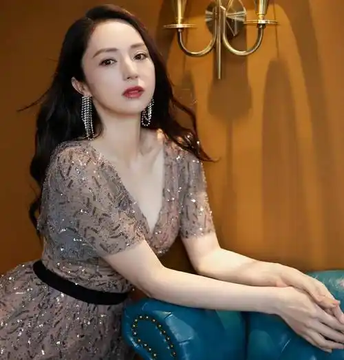 小露性感撩人的董璇_截图_微博_照片