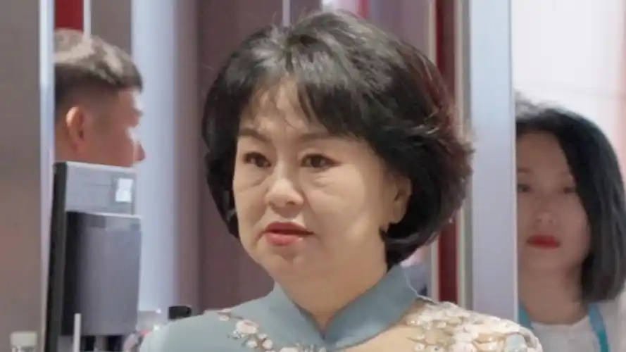 58岁鞠萍近照曝光气场变化大,网友:自然老去的痕迹