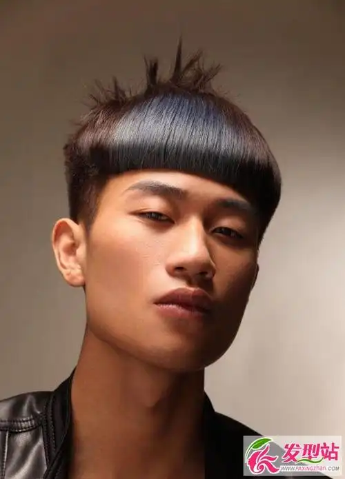 男生两边铲齐刘海短发发型 清爽超酷男生短发