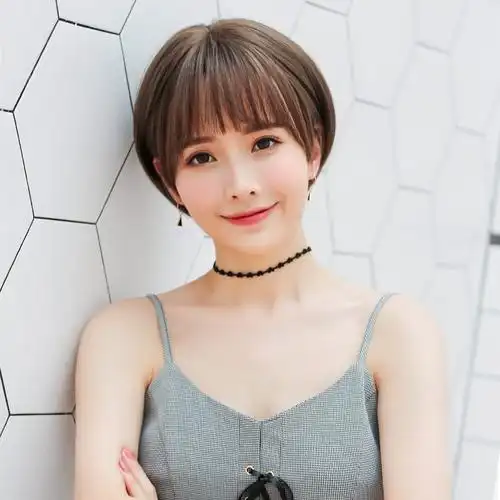 大概是因为直发没有经过烫发的自然发型总能凸显出清新的气质,给人