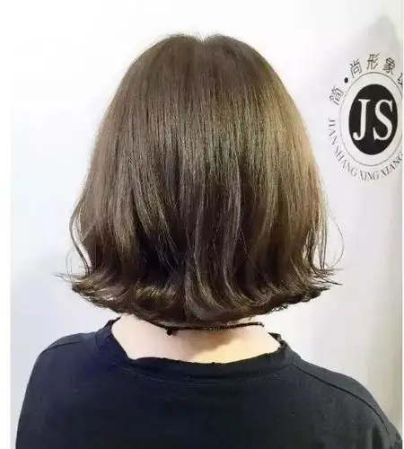 今年最流行的烫发发型发梢外翘