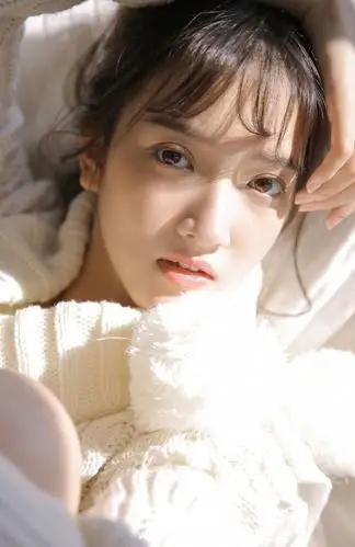 浓眉大眼早安少女高领毛衣皮肤细腻白到发光撸猫图片