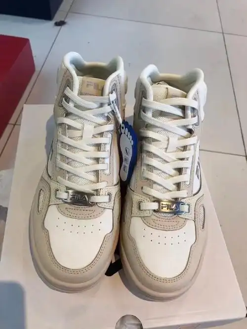 斐乐女款春秋超轻高帮休闲板鞋木薯粉