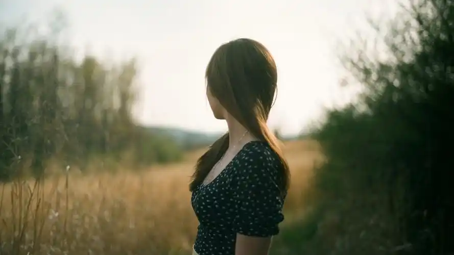 美女侧身自然摄影桌面壁纸