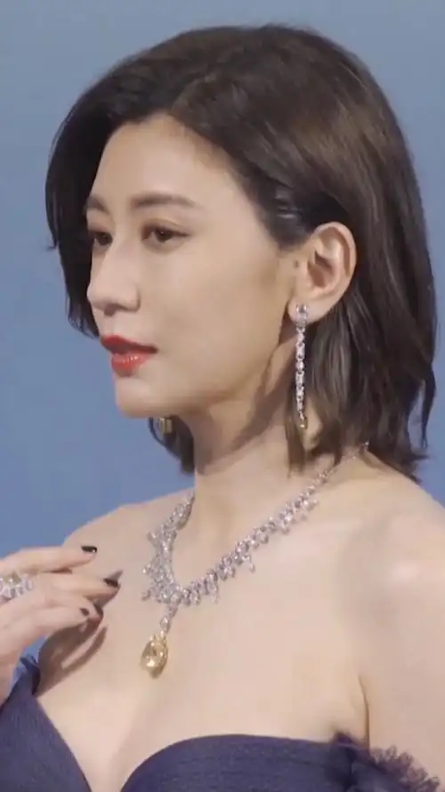 贾静雯一身蓝色抹胸礼服亮相活动优雅迷人