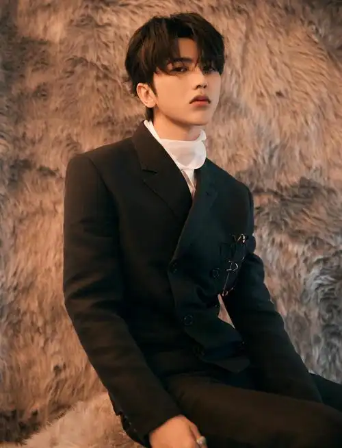 蔡徐坤黑色长斗篷造型尽显优雅诠释诗意风尚