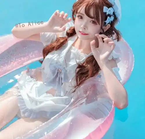 而在这个时候一套漂亮的泳衣作为女孩子们的必要装备是必不可少的,在