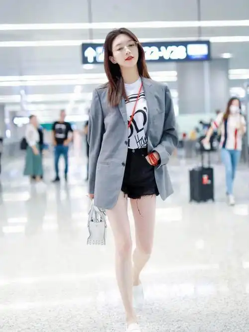 江疏影西装外套配短裤秀大长腿气质又时髦