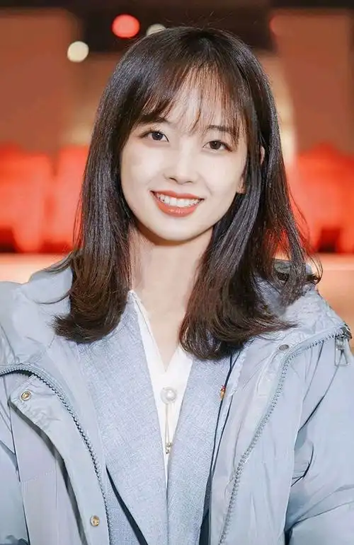 央视记者王冰冰突然走红凭借自身清纯可爱的外表