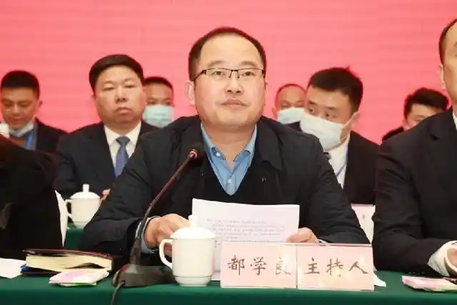 刘洪江代表成都市工商联对简阳市工商联过去五年取得的工作成绩给予了