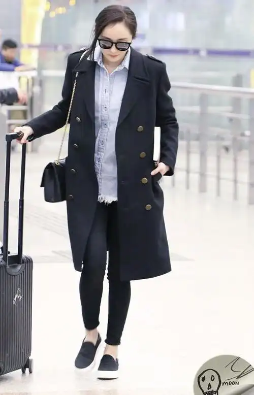 杨幂机场私服太酷了黑色大衣叠穿皮衣搭紧身裤尽显筷子腿