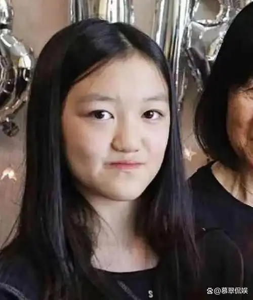 王菲为女儿庆祝18岁生日,李嫣越长越美,与姐姐窦靖童区别大