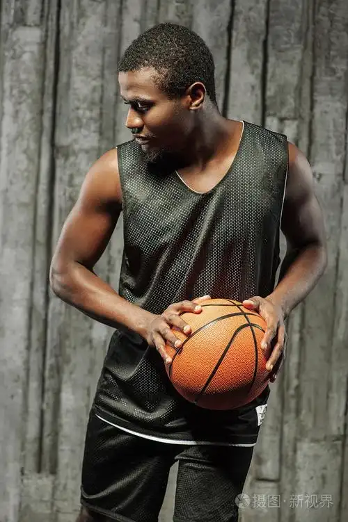 美国黑人的肌肉男捧着篮球