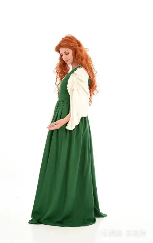 穿绿色中世纪长袍的红头发女孩的全长肖像.