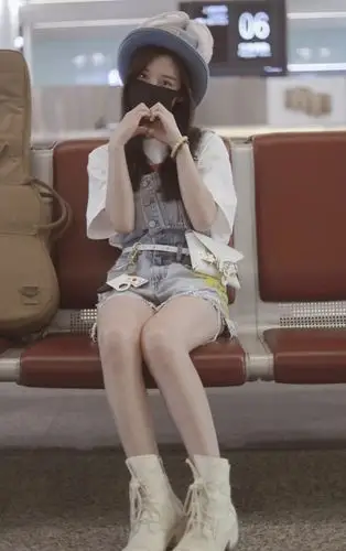 被101淘汰的富婆陈意涵穿背带裤戴兔兔帽说15岁都嫌大