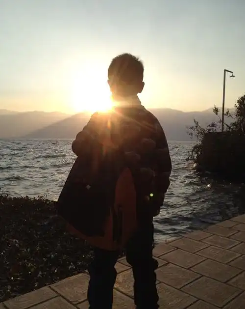 小背影,流露出浪迹天涯的心思,宝贝,快快长大,世界那么美好,快去看看.