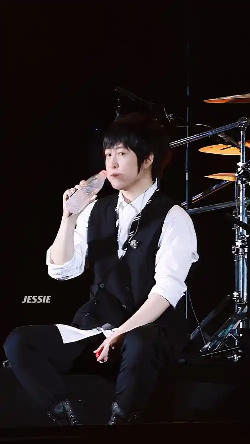 阿信超话#五月天广州##五月天诺亚方舟复刻限定版演唱会##阿信跳舞了