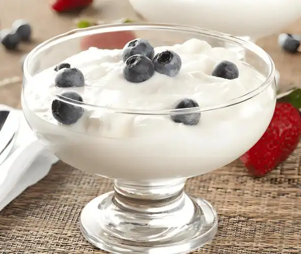 女人45岁后建议睡前一杯酸奶,早晨一勺它,调节激素缓_蜂王浆_更年期_