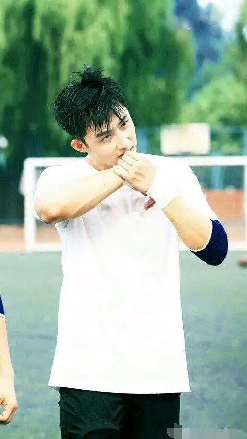 攻气十足的黄景瑜也有少年感的时候出道前自拍更帅