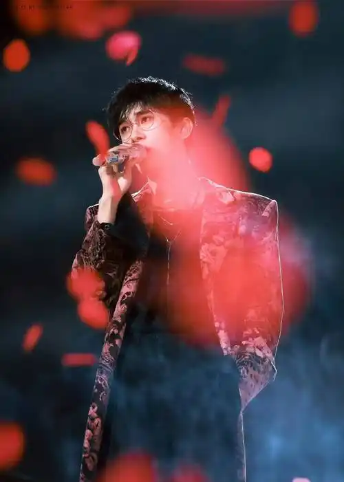易烊千玺双十一惊喜夜惊艳登场,玫瑰花雨浪漫唯美带来视听双享受_观众