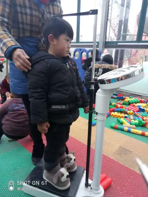 弘源幼儿园小班的宝贝们量身高体重啦!
