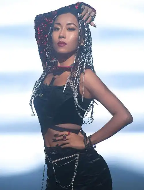 吉克隽逸为何要刻意美黑看她真实素颜状态彻底白了几个度