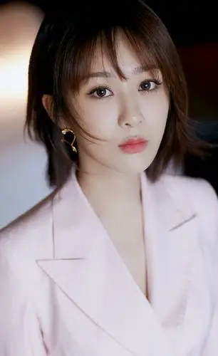 杨紫活动宣传美图,身穿一款时尚粉色风衣靓丽优雅