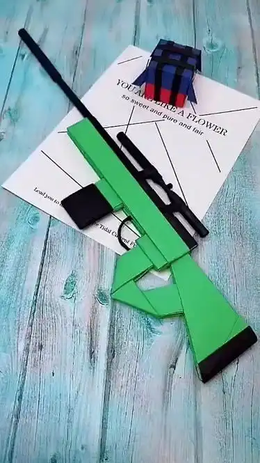 用纸折成一把玩具枪孩子一定会喜欢的