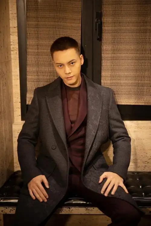 陈伟霆米兰男装周看秀 寸头亮相气场十足