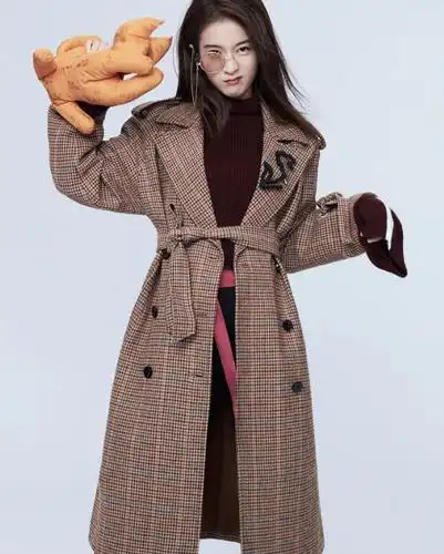 虎牙妹妹张雪迎最新时尚大片曝光单边眼镜造型古灵精怪