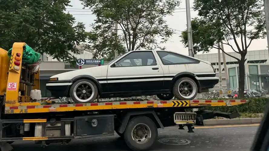 好家伙,第一次在路上见到活的丰田ae86!