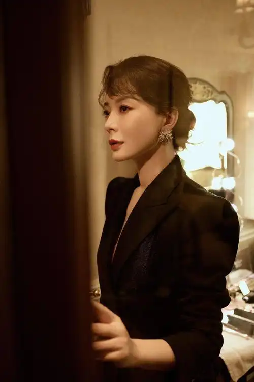 极具东方美学的服装与端庄大气的优雅身姿,勾勒出陈数精致自信的卓然