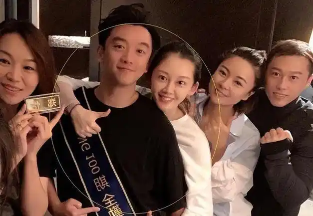 苗苗深夜晒卷发视频脖子上草莓明显网友郑恺你小子真行